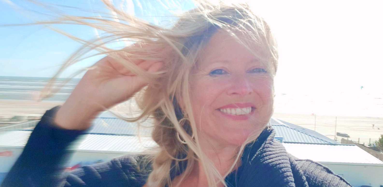 Katrin in de wind profiel Kracht van Kleur - Katrin in de wind aan zee