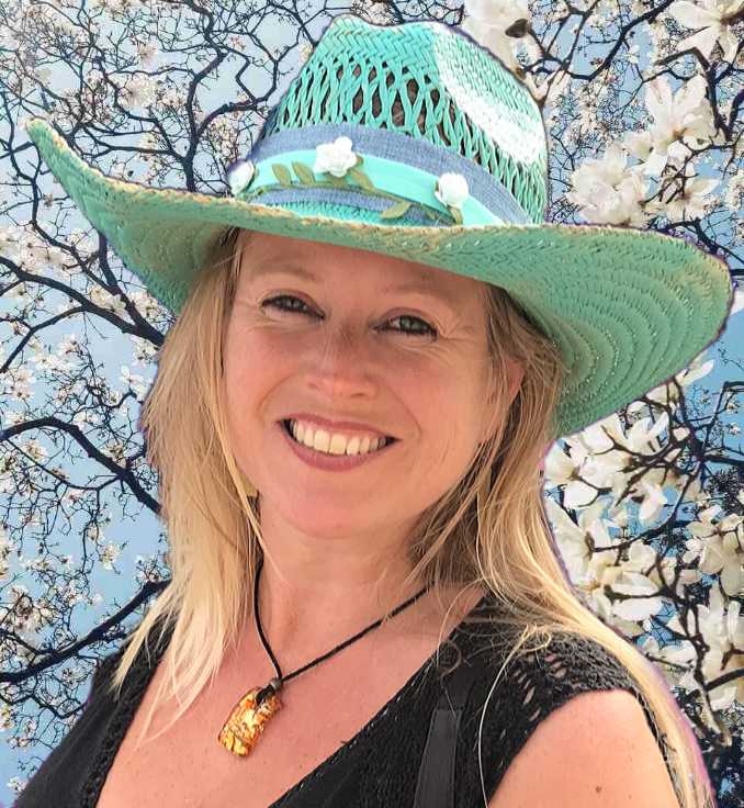 Katrín profiel blauwe hoed Kracht van kleur - Katrín met Turquoise hoed profielfoto