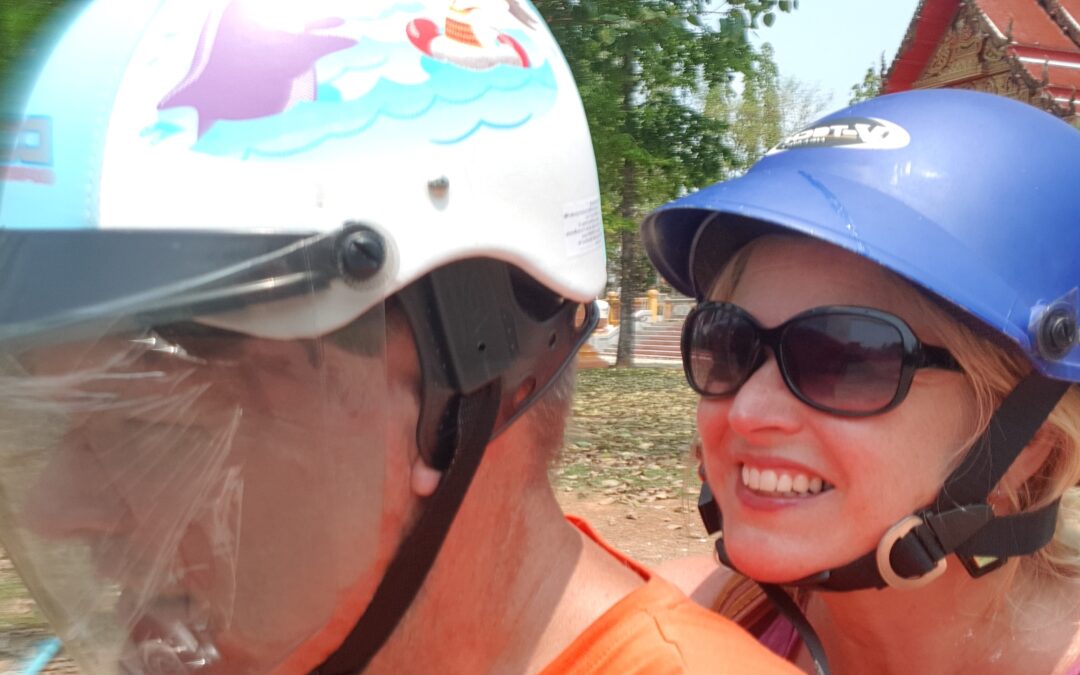 Kracht van KLeur Katrín achterop een scooter