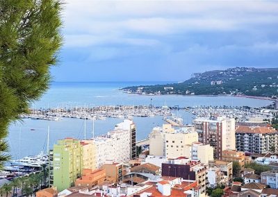 Panoramafoto vanaf de burcht van Dénia met de haven en de zee