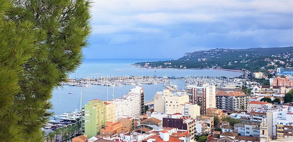 Panoramafoto vanaf de burcht van Dénia met de haven en de zee